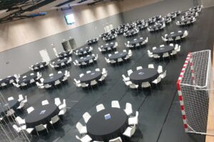 silla resina blanca con mesa redonda mantel negro 1