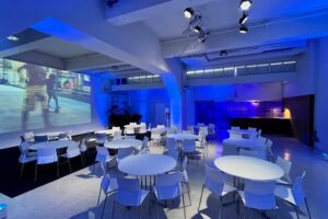 Sillas clip blancas + mesa Bankett 120 en Mr fox 2024