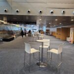 mesas altas y taburetes