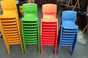 sillas infantiles en almacén