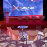 SILLAS CLIP + MESA STAND CRISTAL