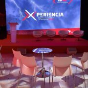 SILLAS CLIP + MESA STAND CRISTAL