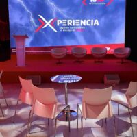 SILLAS CLIP + MESA STAND CRISTAL