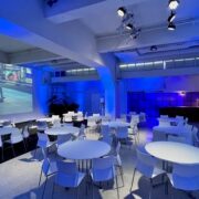 Sillas clip blancas + mesa Bankett 120 en Mr fox 2024